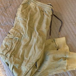 Men’s American Eagle (AE) cargo joggers